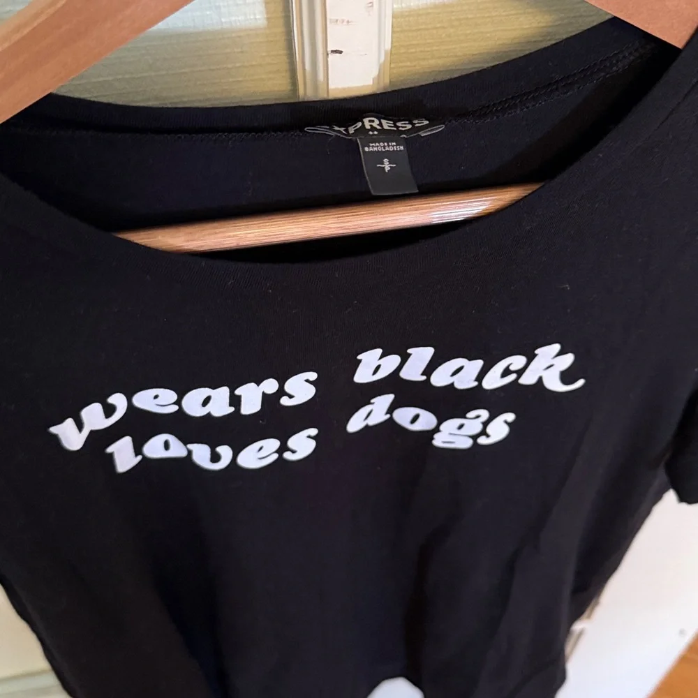 black graphic t shirt "wears black loves dogs" - Picture 2 of 4